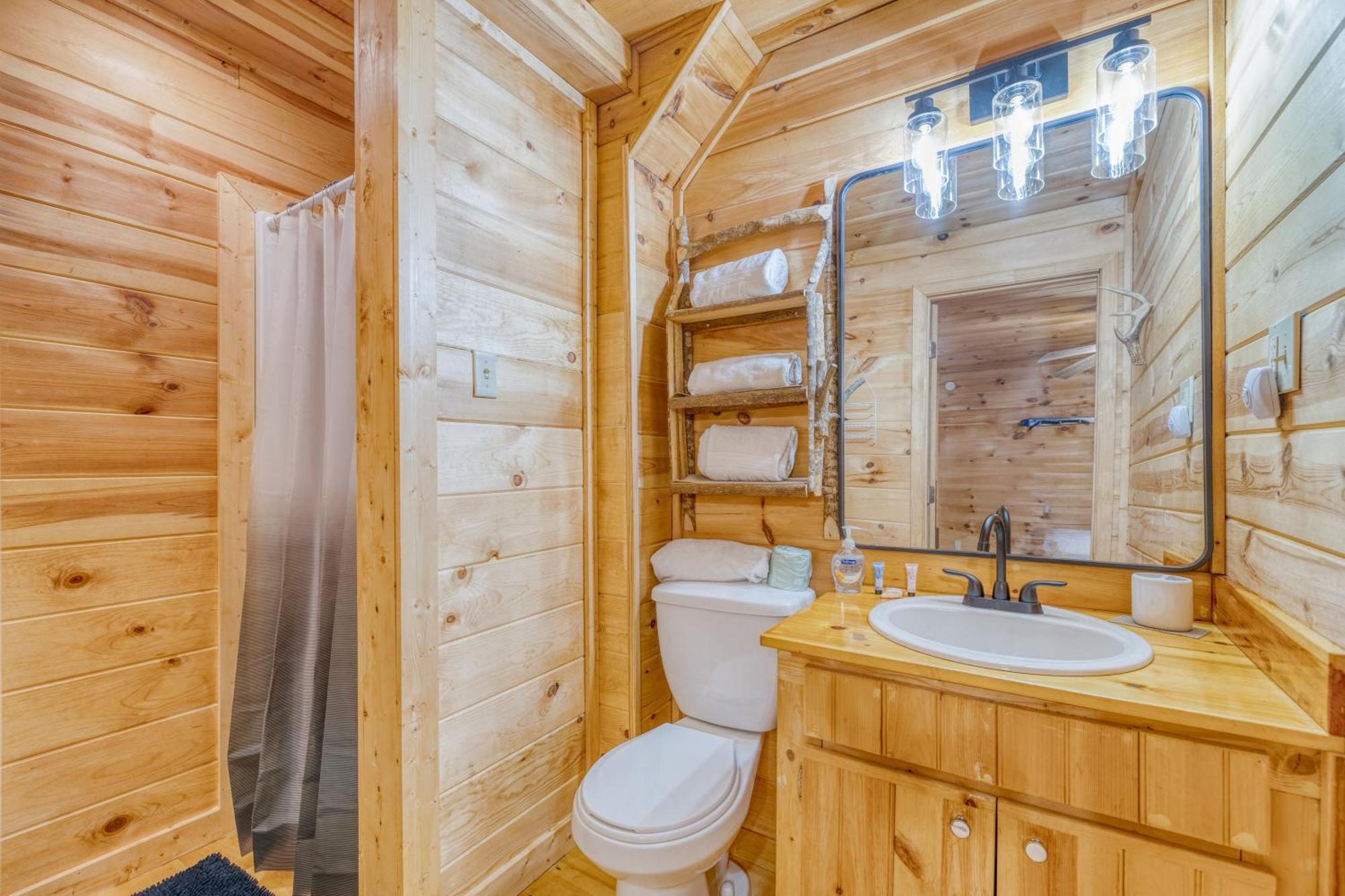 Secluded Sunrise Ridge-10 Min From Blue Ridge, King Beds, Hot Tub, 2 Porches, Fireplace Wood Burning, Mountain View, Cozy 외부 사진