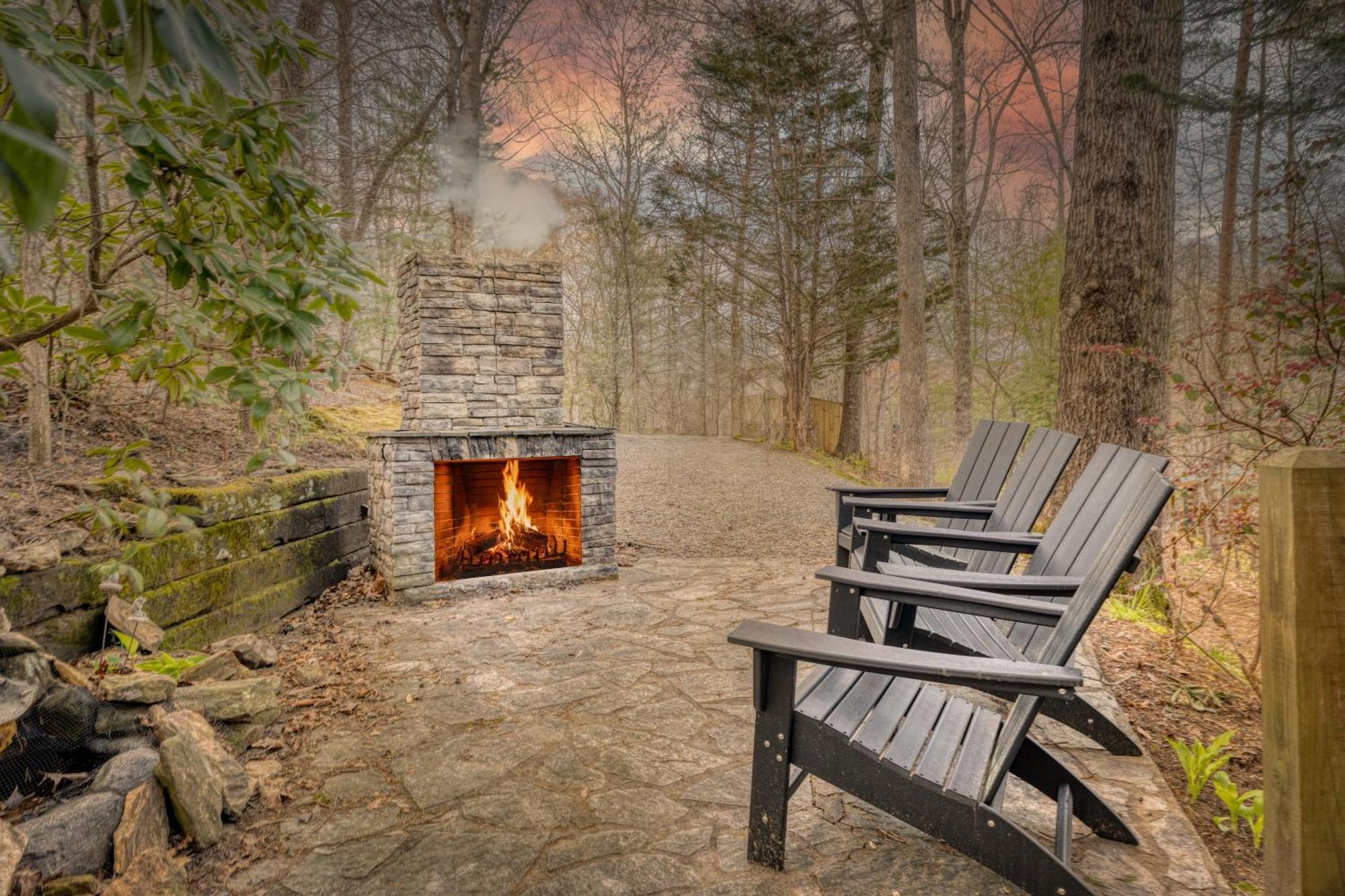 Secluded Sunrise Ridge-10 Min From Blue Ridge, King Beds, Hot Tub, 2 Porches, Fireplace Wood Burning, Mountain View, Cozy 외부 사진